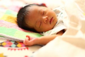 赤ちゃん　起こす